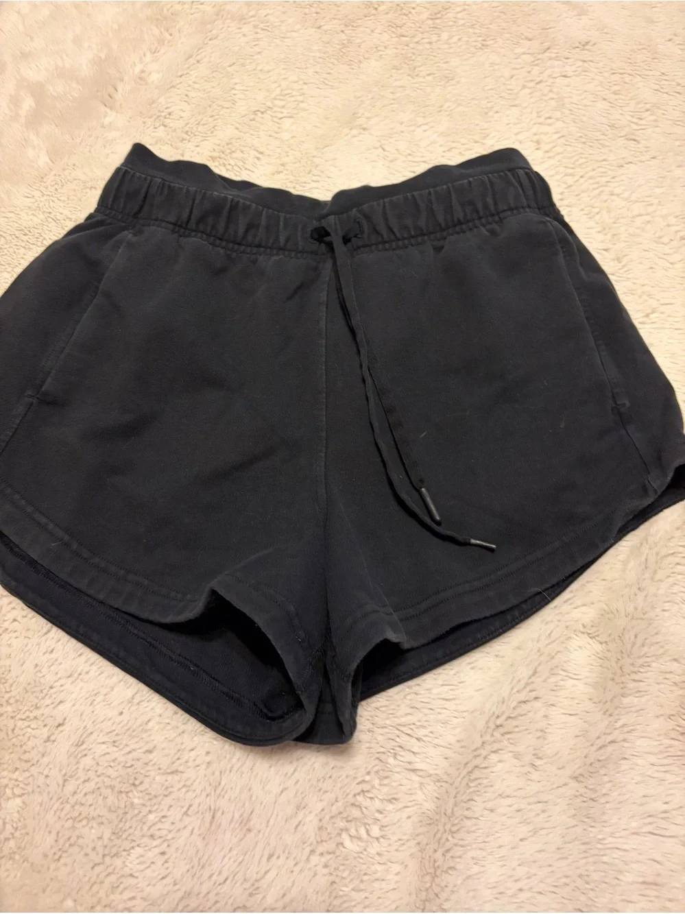 Lululemon inner glow shorts sz 4